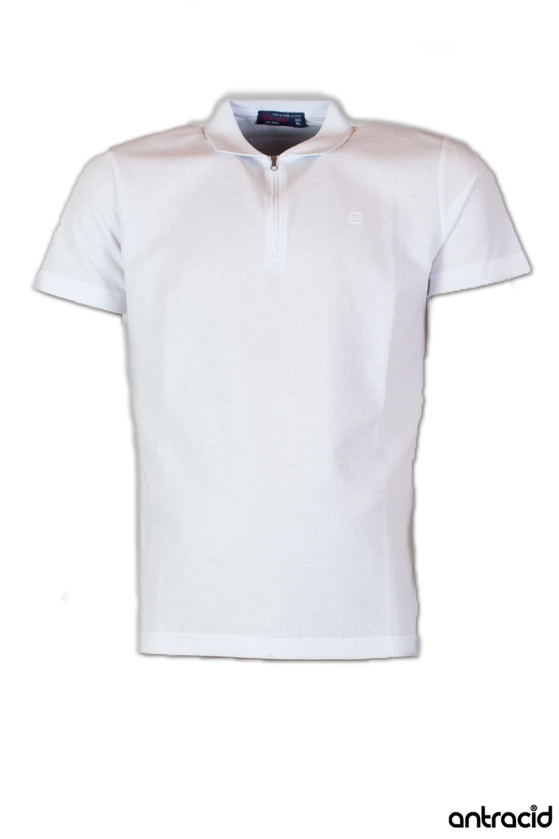 férfi fehér galléros póló