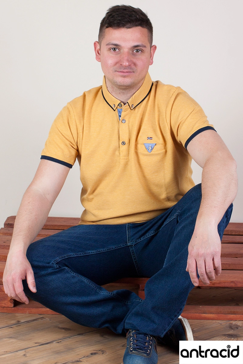 férfi sárga galléros póló